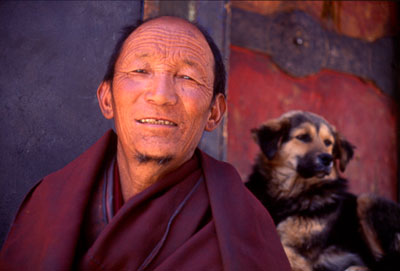 Mönche mit Hund
