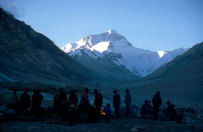 Mt Everest Morgenstimmung mit Pilgern 01